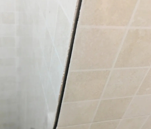晋宁瓷砖空鼓维修公司分享阳台瓷砖脱落的修复过程可以分为以下几个步骤
